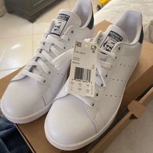 Brand new Men’s white Adidas sneakers size 7.